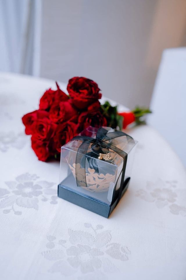 Miniature cake favor with red roses