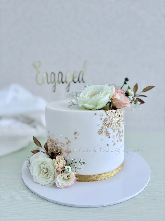 Custom wedding cake by Cake by O2, Colombo