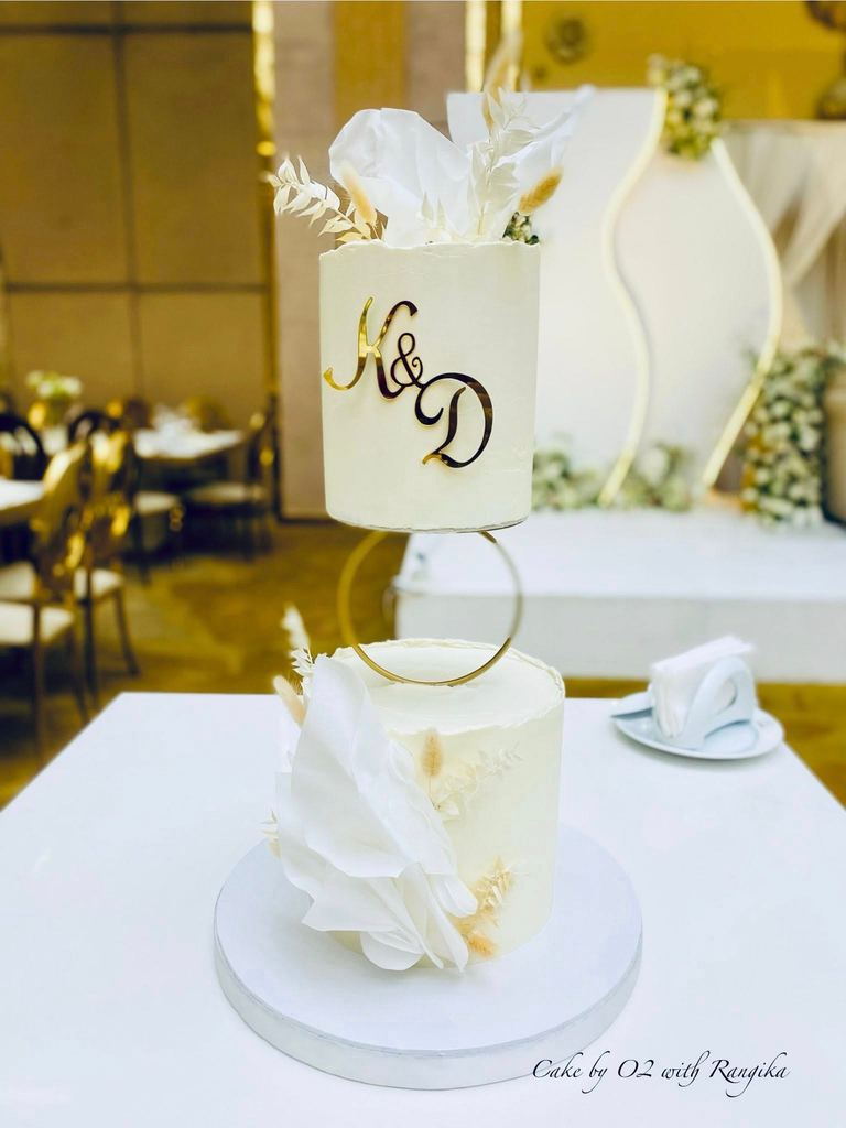 Custom wedding cake by Cake by O2, Colombo