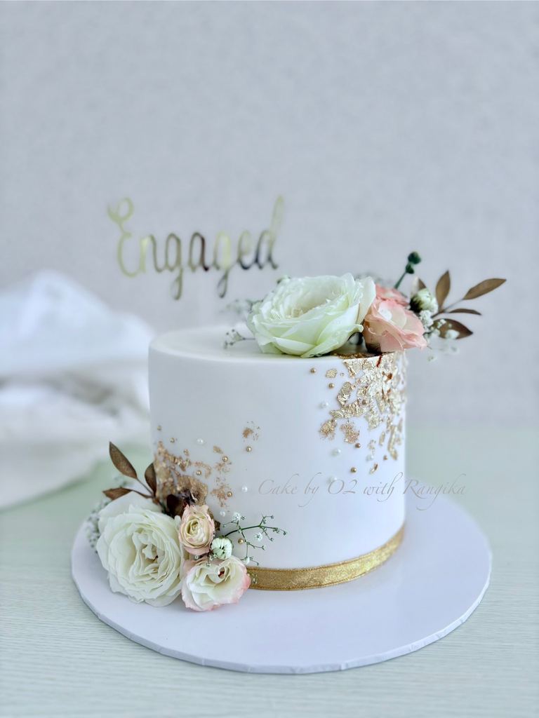 Custom wedding cake by Cake by O2, Colombo