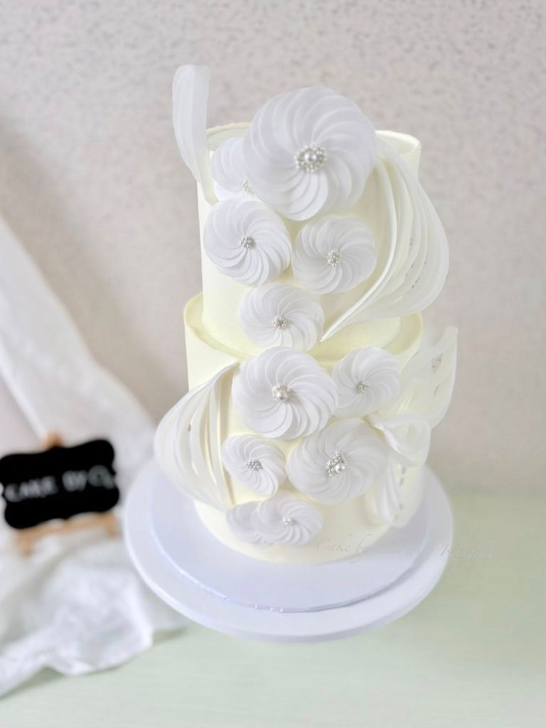 Custom wedding cake by Cake by O2, Colombo