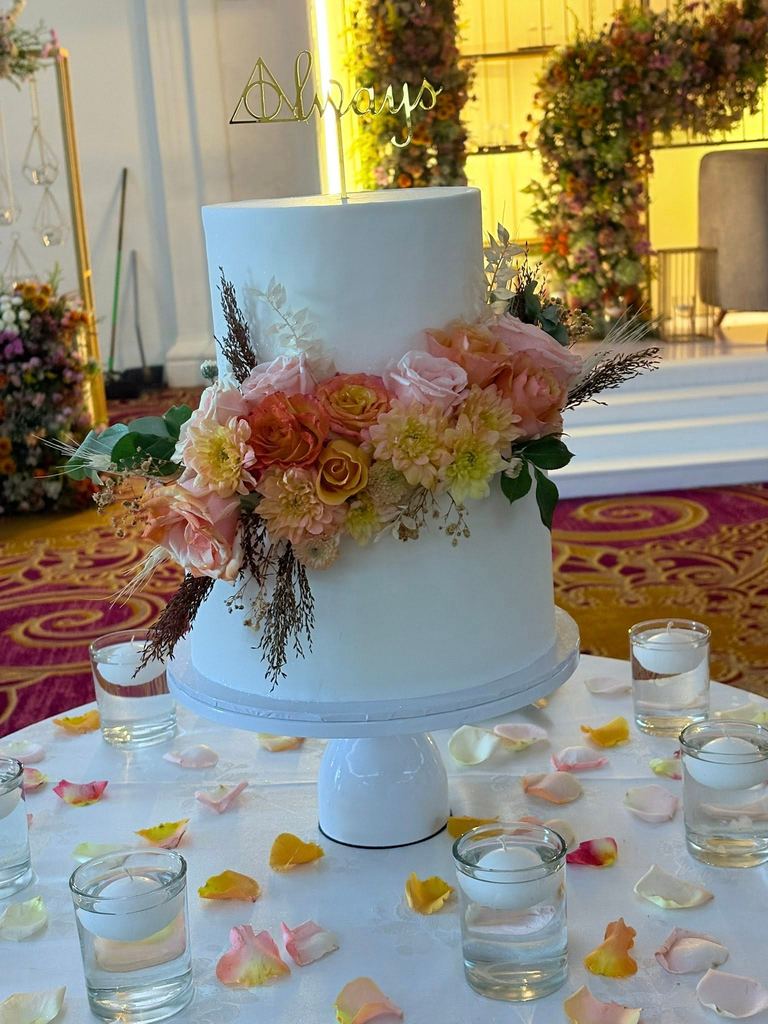 Custom wedding cake by Cake by O2, Colombo
