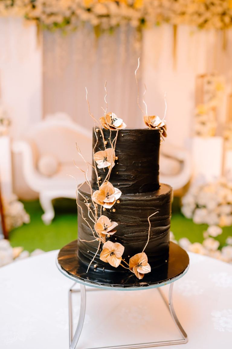 Custom wedding cake by Cake by O2, Colombo