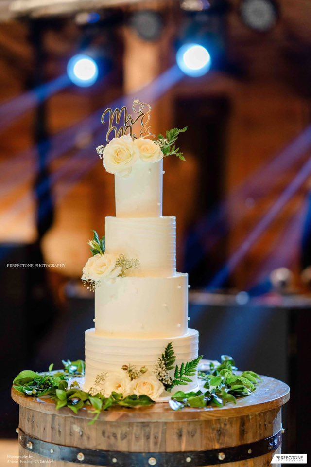 Custom wedding cake by Cake by O2, Colombo