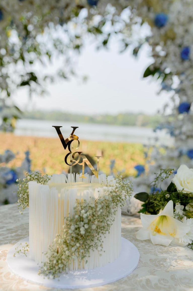Custom wedding cake by Cake by O2, Colombo