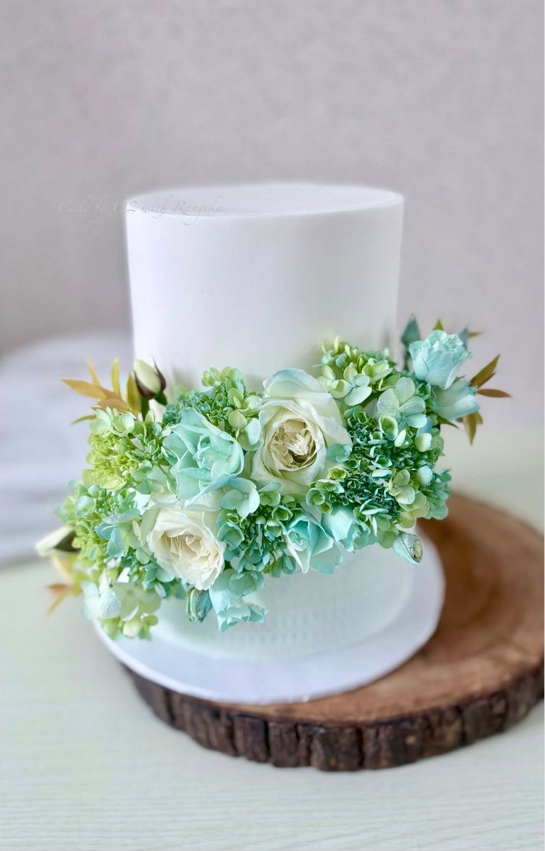 Custom wedding cake by Cake by O2, Colombo