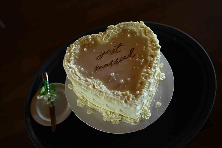 Custom wedding cake by Cake by O2, Colombo